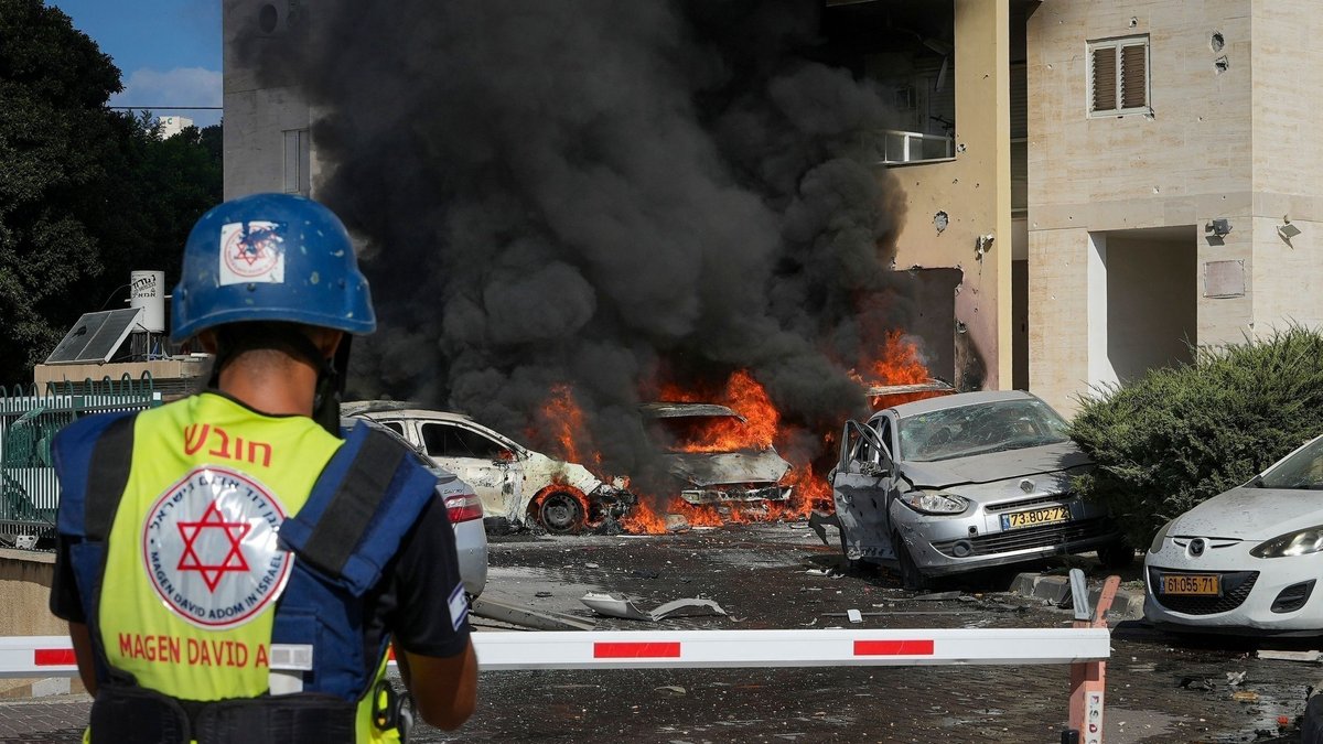 Autos brennen in der israelischen Stadt Ashkelon, nachdem eine aus dem Gazastreifen abgefeuerte Rakete einen Parkplatz und ein Wohnhaus getroffen hat.