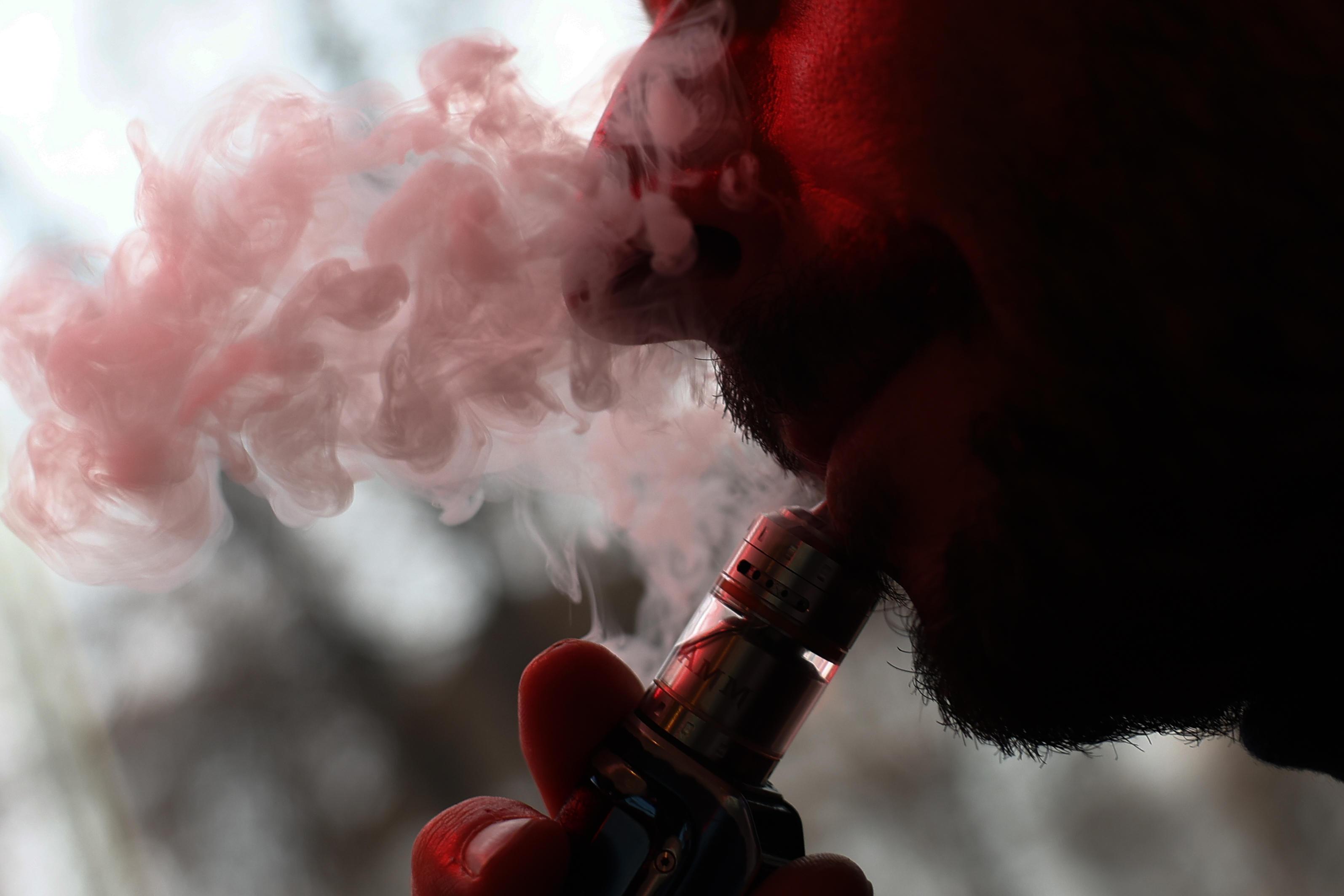 Jemand raucht gerade eine E-Zigarette. 