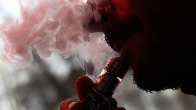 Jemand raucht gerade eine E-Zigarette. | Bild: picture alliance / NurPhoto | Jakub Porzycki Jemand raucht gerade eine E-Zigarette.