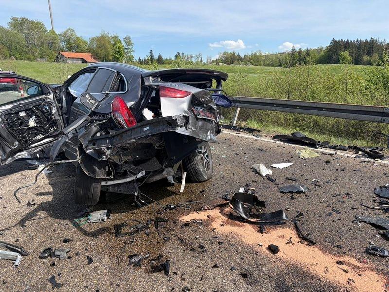 Auf der B12 bei Wildpoldsried im Oberallgäu starb ein Mann bei einem schweren Autounfall
