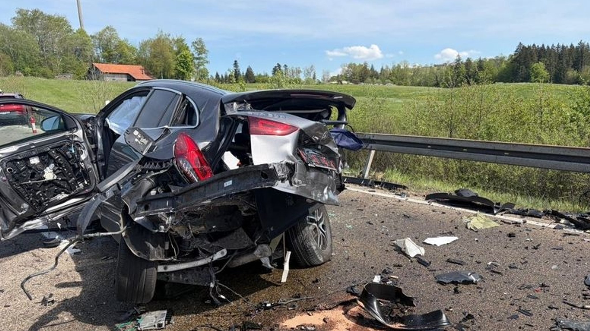 Auf der B12 bei Wildpoldsried im Oberallgäu starb ein Mann bei einem schweren Autounfall