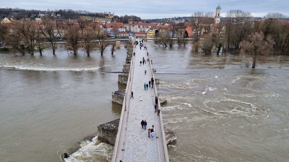 An der Steinernen Brücke über der Donau in Regensburg herrscht Meldestufe 2. 