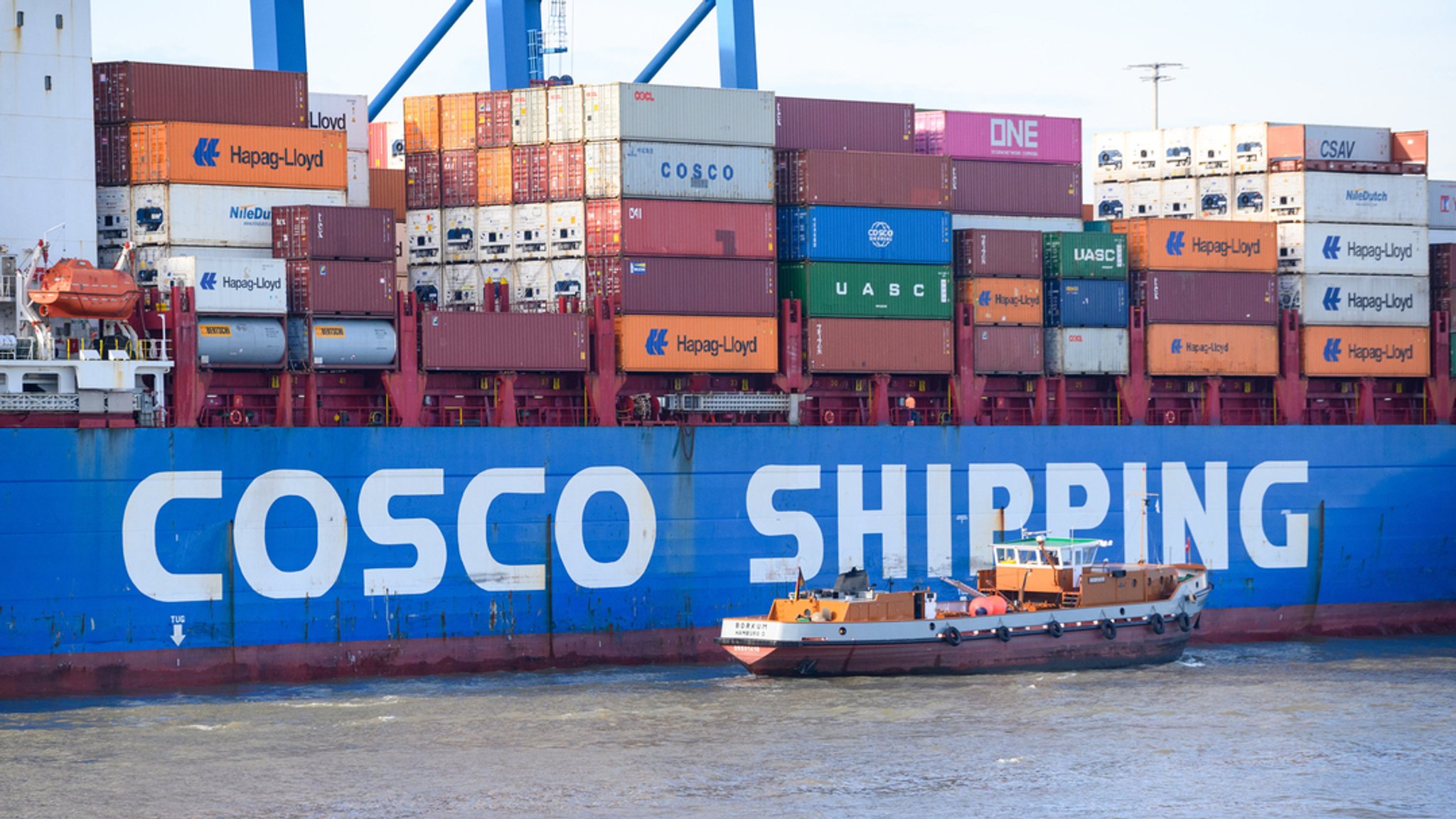 Ein mit Fracht beladenes Schiff mit der Aufschrift "Cosco Shipping."