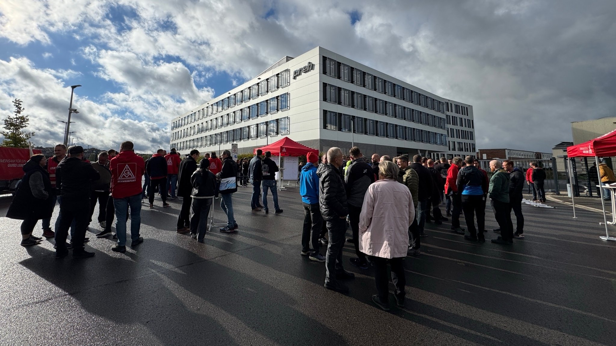 Protest gegen den geplanten Abbau von Arbeitsplätzen bei Preh in Bad Neustadt.