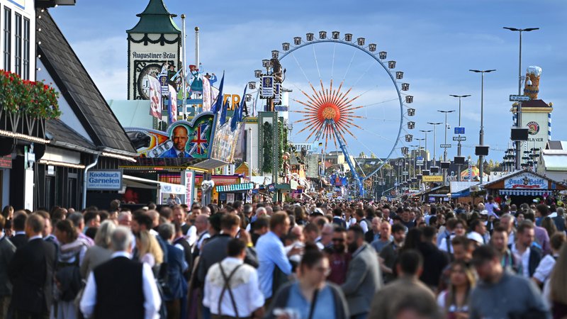Die Zwischenbilanz beim diesjährigen Oktoberfest fällt aus Sicht der Wirte, Schausteller und Veranstalter hervorragend aus. | Bild: picture alliance / SvenSimon | Frank Hoermann/SVEN SIMON Die Zwischenbilanz beim diesjährigen Oktoberfest fällt aus Sicht der Wirte, Schausteller und Veranstalter hervorragend aus.
