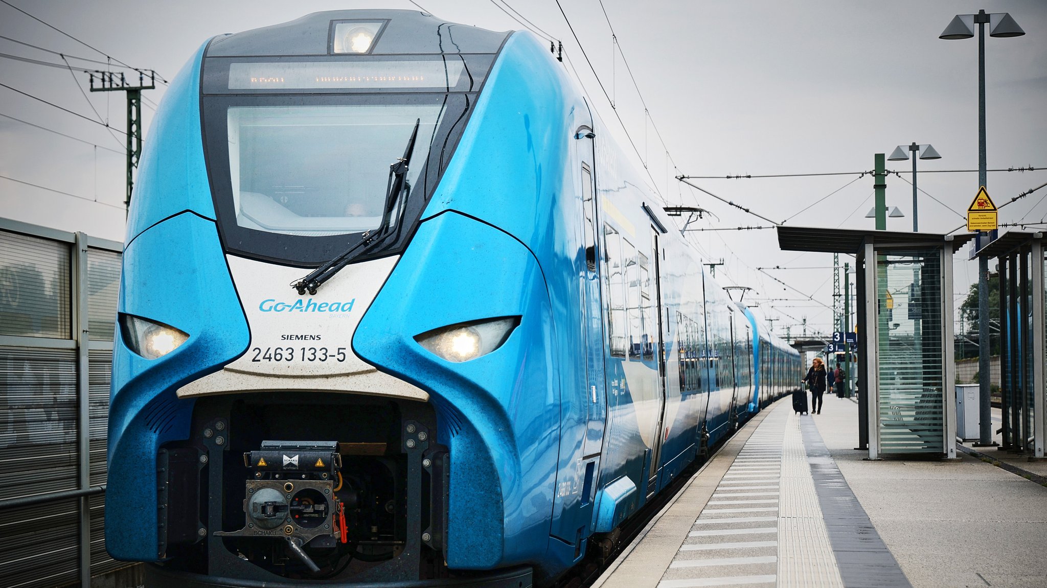 Ein Regionalzug des Bahn-Unternehmens Go-Ahead steht in Fürstenfeldbruck am Bahnhof in Fahrtrichtung Augsburg