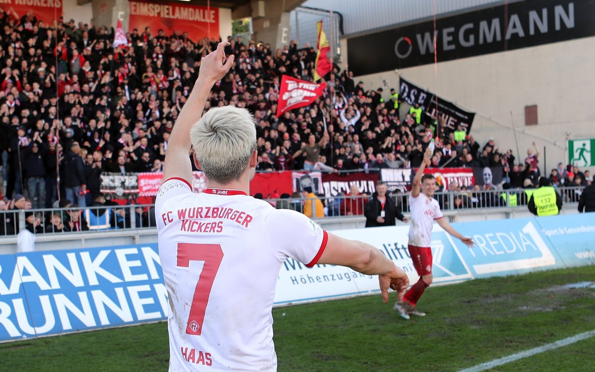 Würzburger Kickers nach dem Derbysieg zu Hause gegen den 1. FC Schweinfurt in der Saison 2022/23