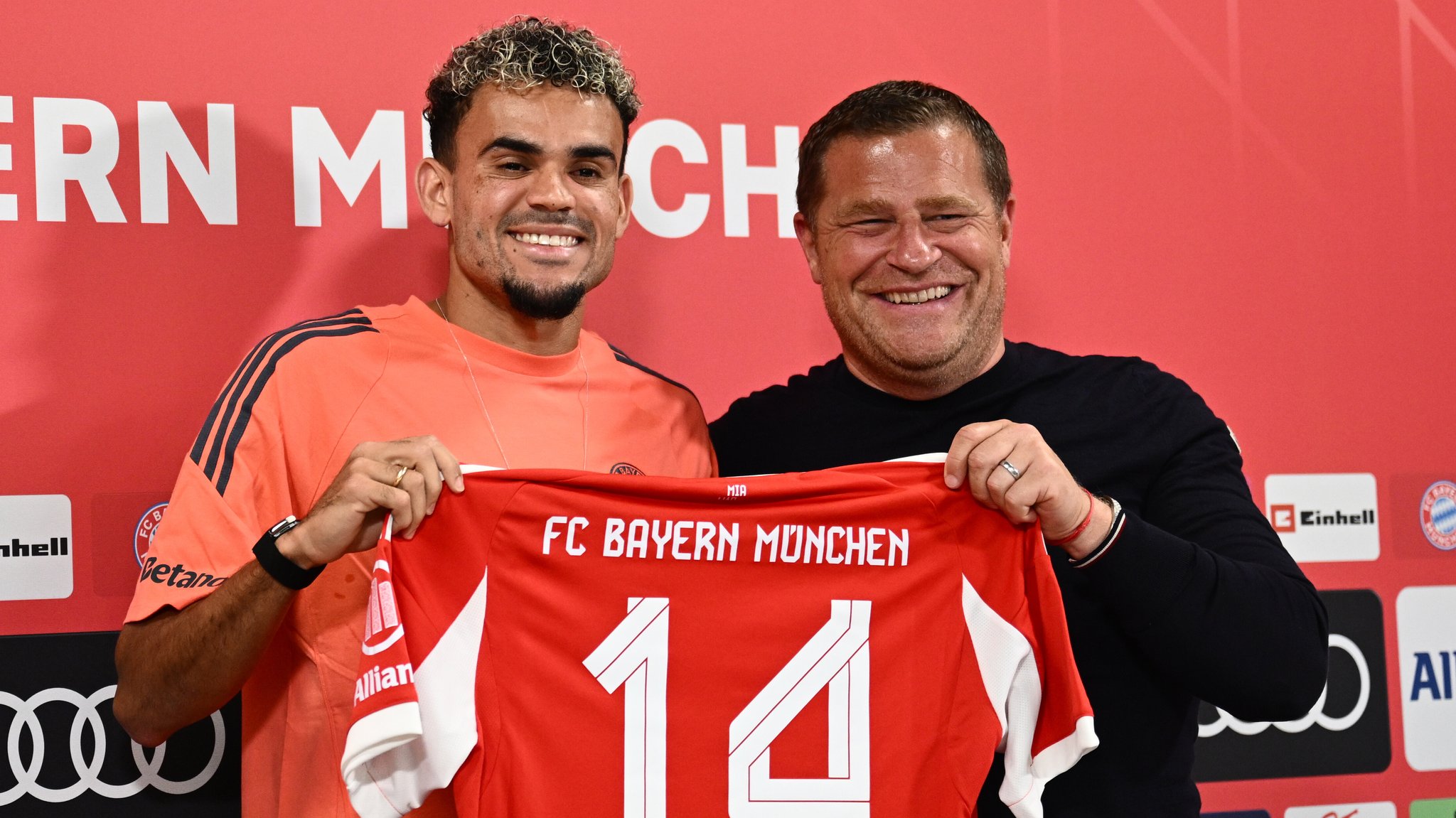 Glücklich, beim FC Bayern zu sein: Neuzugang Luis Díaz posiert mit Sportvorstand Max Eberl.
