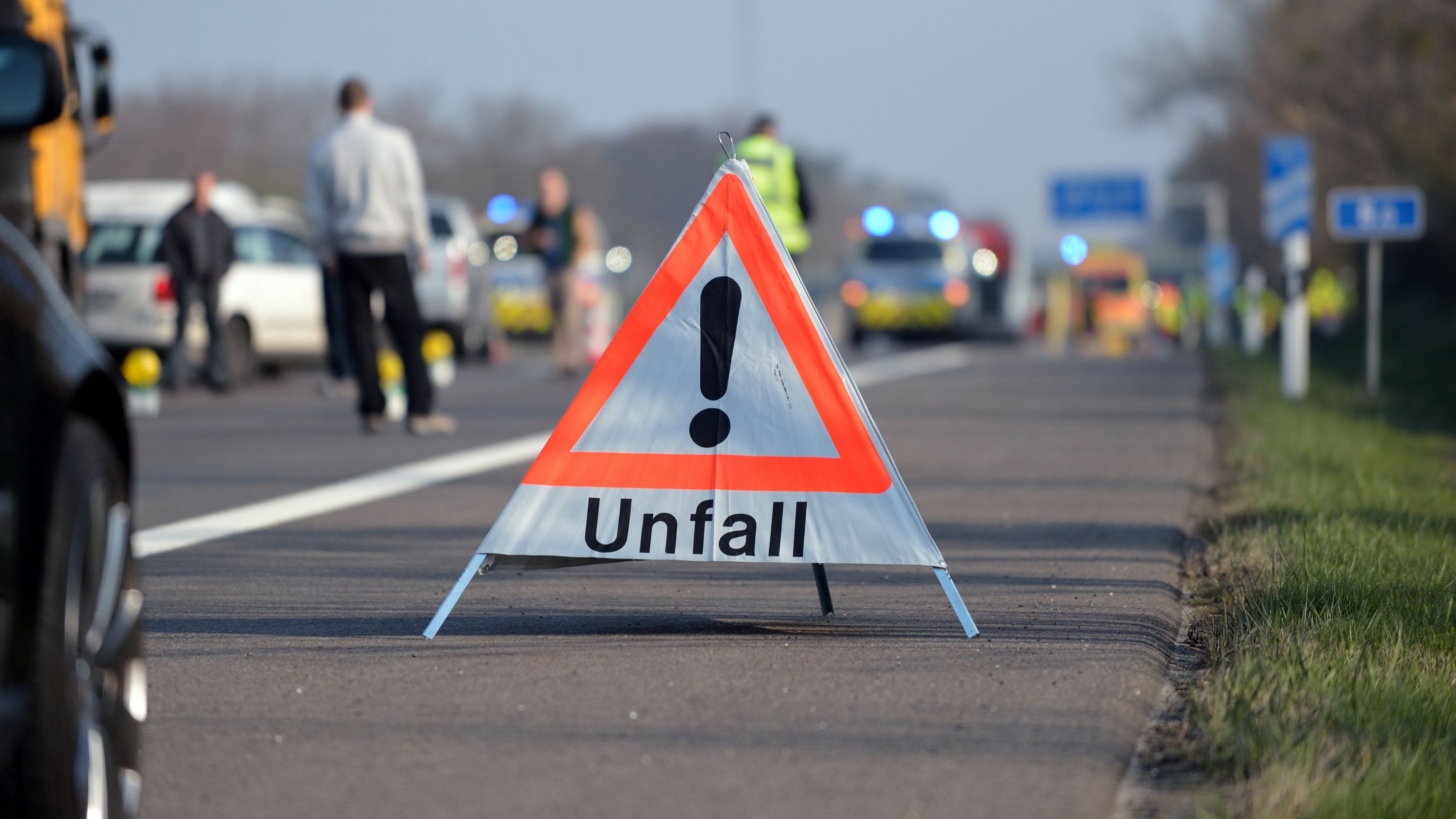 Brennendes Auto: Polizei spricht von unterlassener Hilfeleistung | BR24