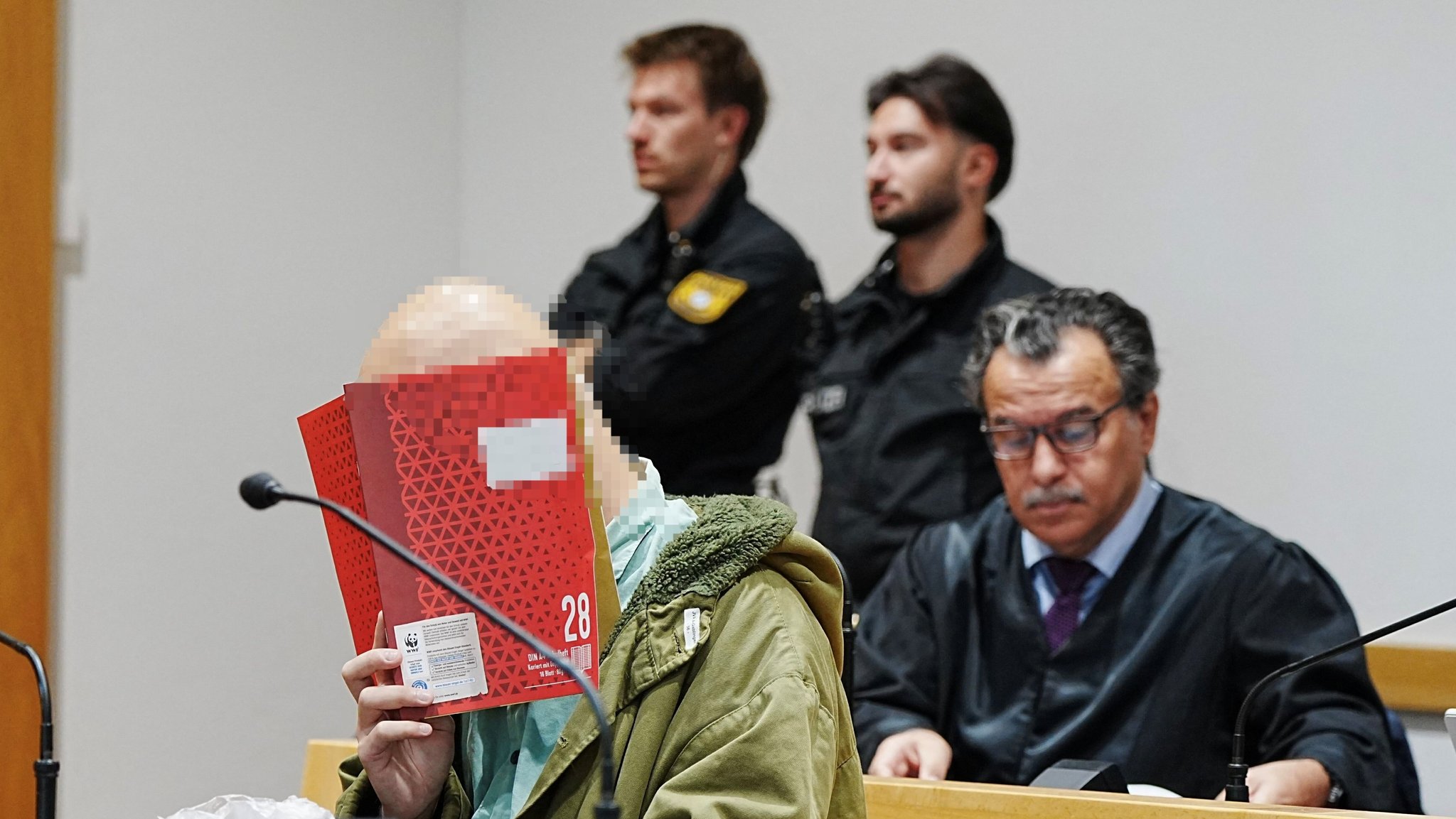 Der Angeklagte vor dem Landgericht Augsburg ist an Krebs erkrankt. 