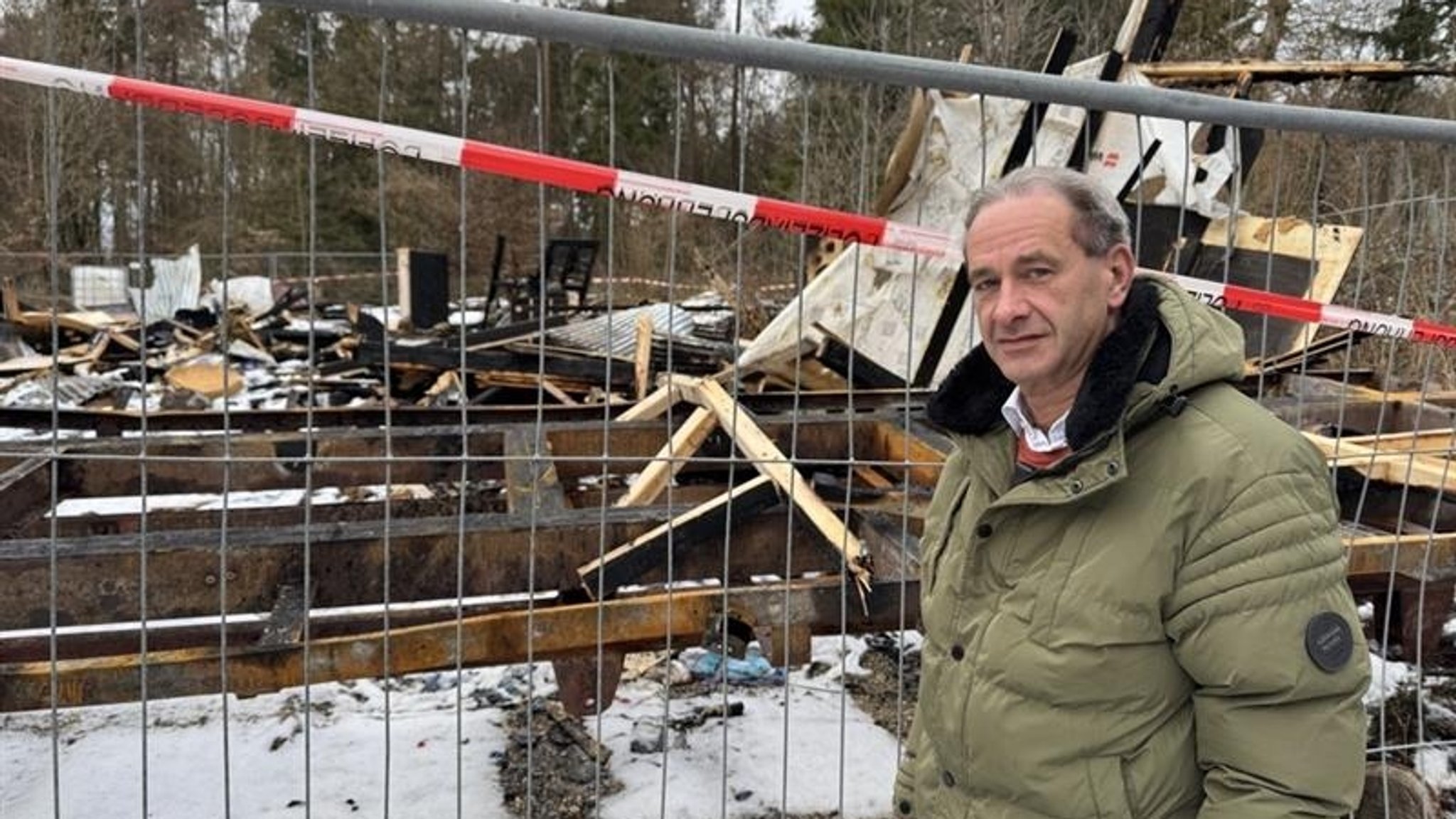 Egweils Bürgermeister Johannes Schneider vor dem abgebrannten Waldkindergarten