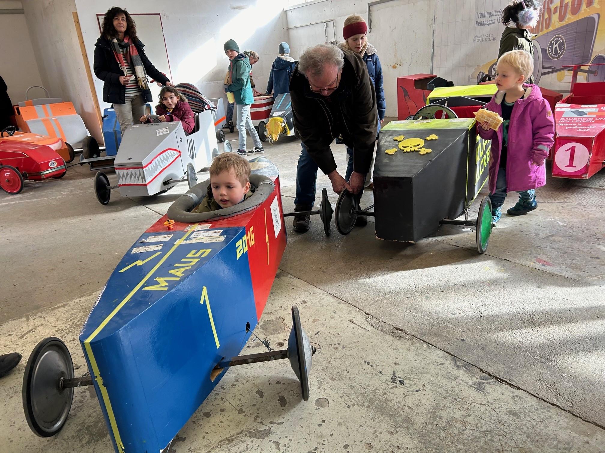 Die Seifenkistenversteigerung in Würzburg kam bei den Kindern gut an.