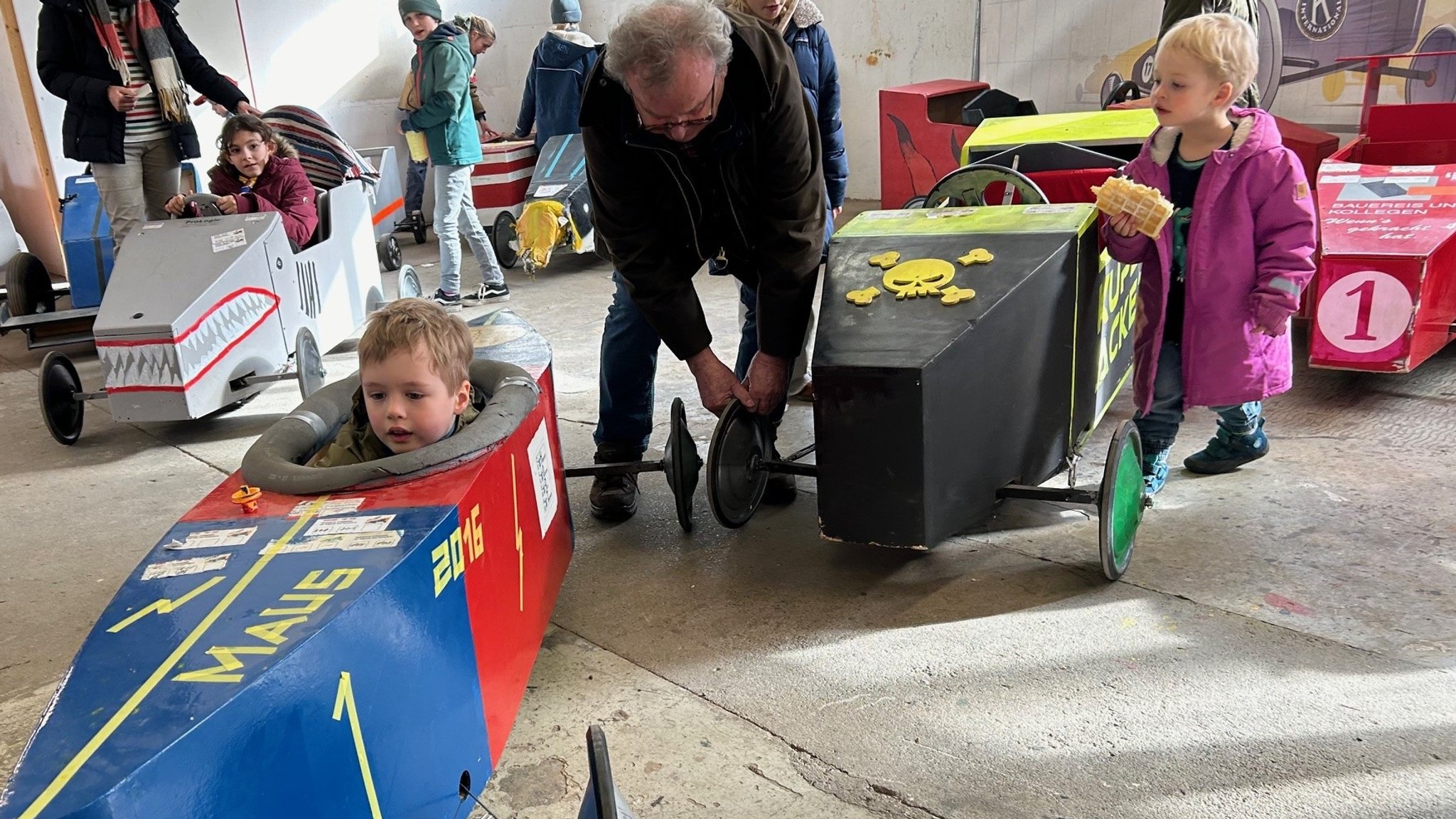 Die Seifenkistenversteigerung in Würzburg kam bei den Kindern gut an.