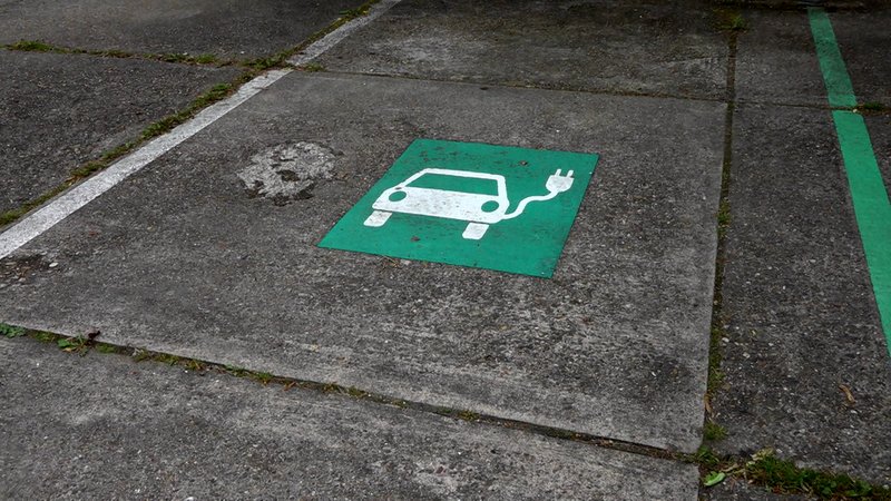 Parkplatz für Hybrid-Fahrzeuge. | Bild: Bayerischer Rundfunk 2024 Parkplatz für Hybrid-Fahrzeuge.