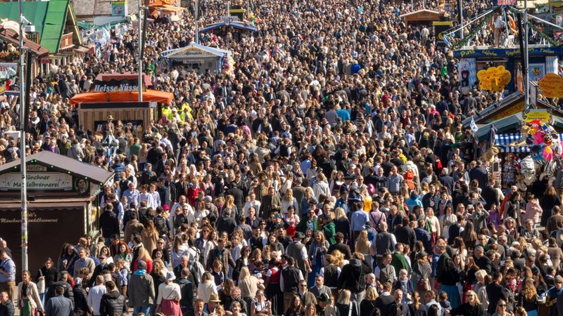 Nach Überfüllung war die Wiesn einen halben Tag lang gesperrt | Bild: dpa-bildfunk/Peter Kneffel Nach Überfüllung war die Wiesn einen halben Tag lang gesperrt
