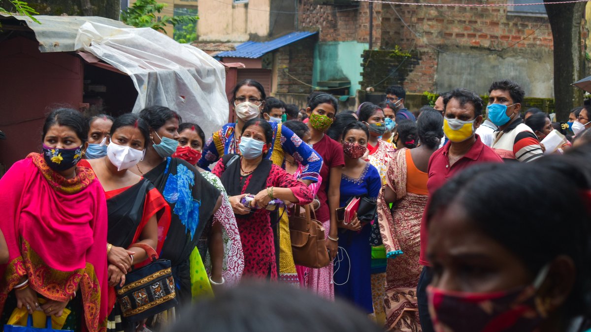 Menschen in Indien warten im August 2021 in einer Schlange um eine Corona-Impfung zu erhalten.