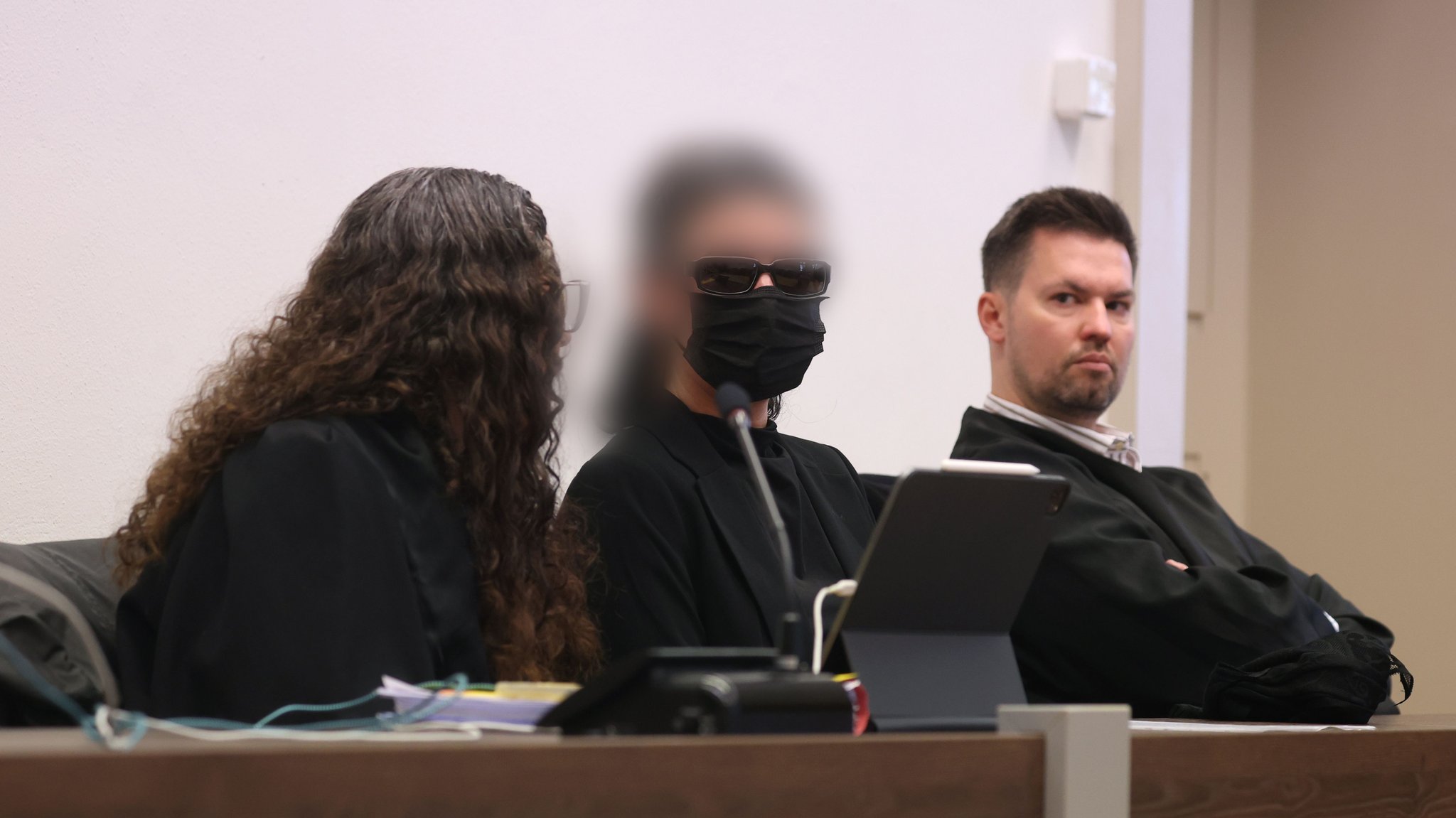 Die 34-Jährige sitzt im Landgericht Memmingen zwischen ihren Anwälten Anja Mack und Alexander Hamburg auf der Anklagebank. 