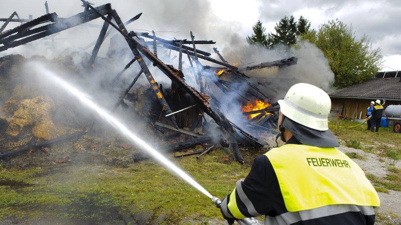 Feuerwehrmann löscht brennendes Gebäude | Bild: picture alliance / Zoonar | Wolfilser Feuerwehrmann löscht brennendes Gebäude