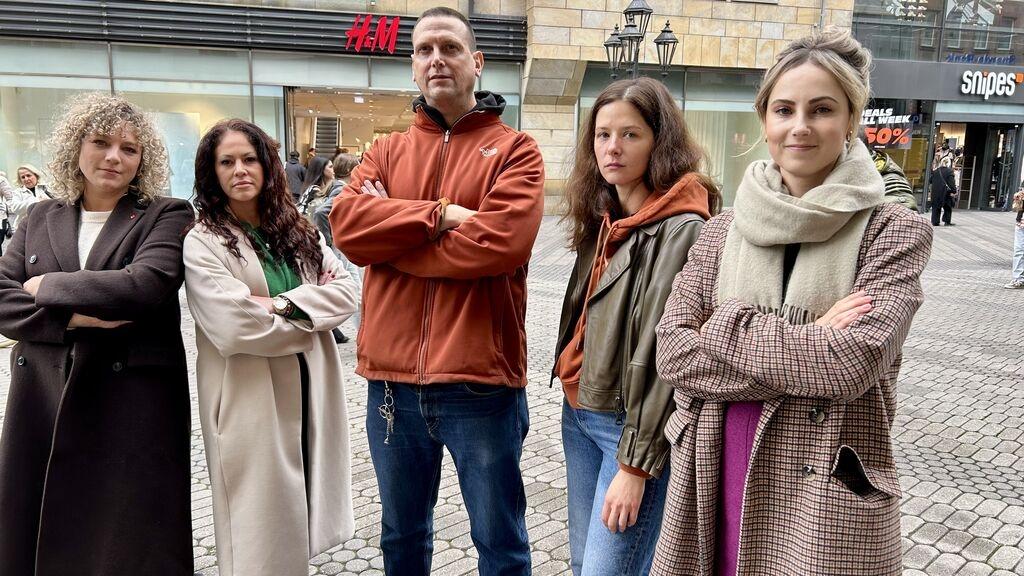 Betriebsrat, Belegschaft und Gewerkschaft vor der bedrohten H&M-Filiale in der Karolinenstraße in Nürnberg.