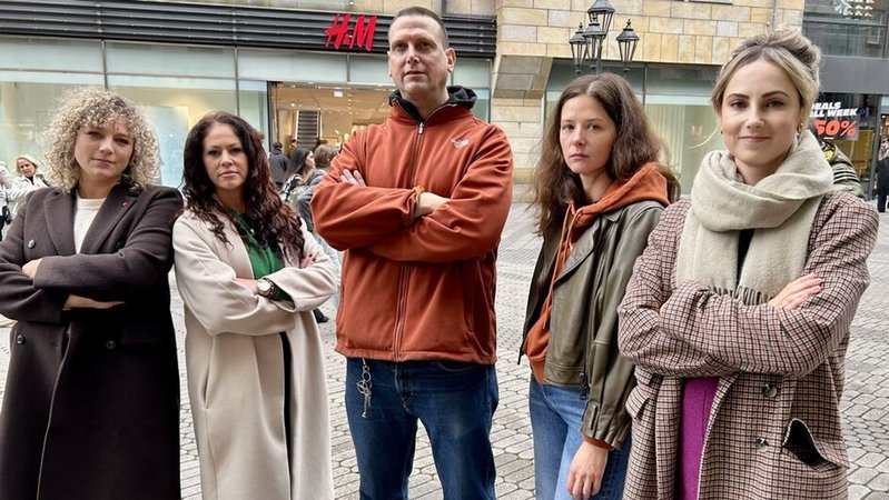 Betriebsrat, Belegschaft und Gewerkschaft vor der bedrohten H&M-Filiale in der Karolinenstraße in Nürnberg. | Bild: BR/Michael Reiner Betriebsrat, Belegschaft und Gewerkschaft vor der bedrohten H&M-Filiale in der Karolinenstraße in Nürnberg.