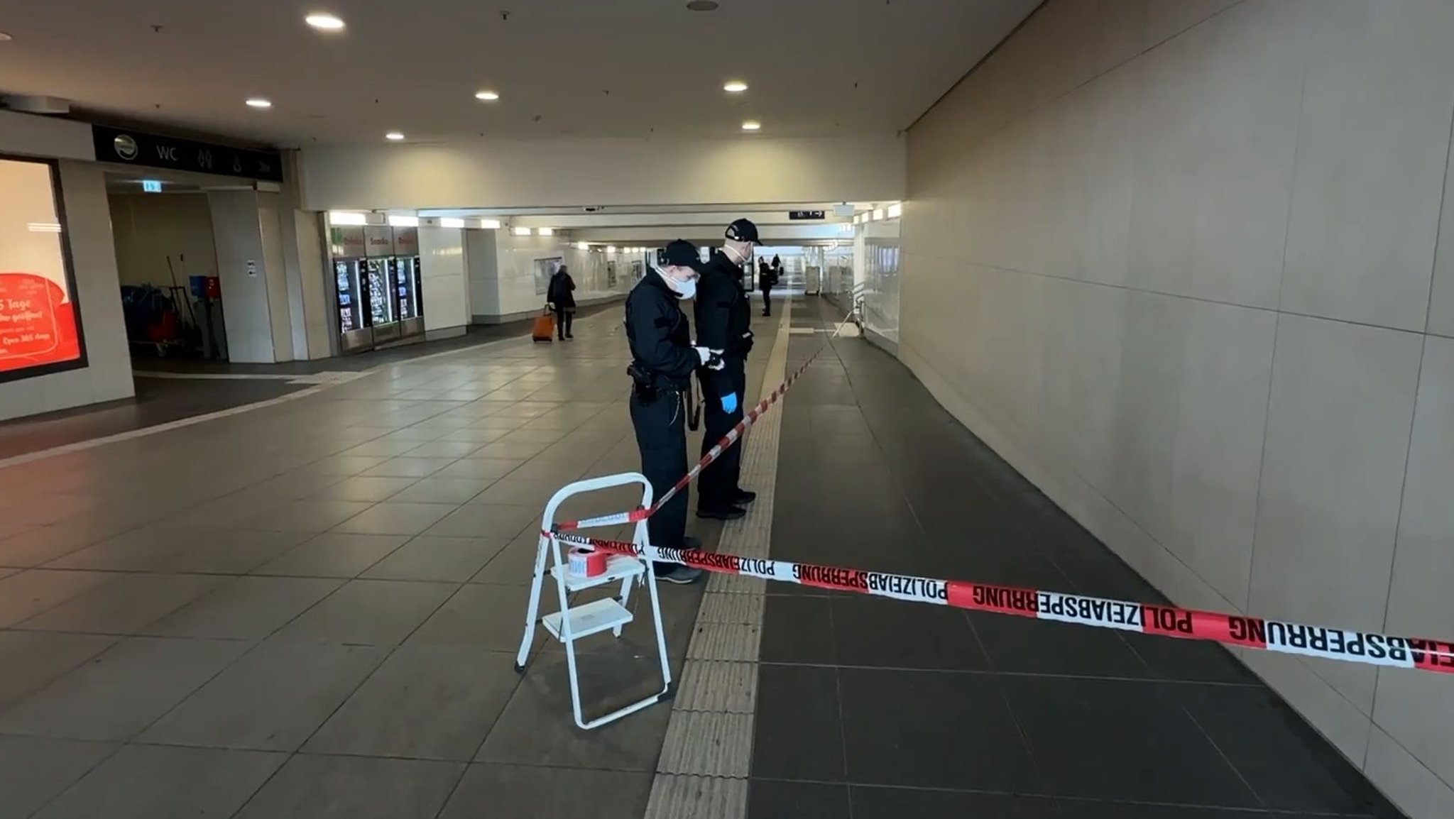 Bilder vom Tatort: Ein Mann griff Ende Februar am Würzburger Hauptbahnhof drei ihm offensichtlich unbekannte Menschen mit einem Messer an. | Bild: dpa-Bildfunk/Michaela Johannsen Bilder vom Tatort: Ein Mann griff Ende Februar am Würzburger Hauptbahnhof drei ihm offensichtlich unbekannte Menschen mit einem Messer an.