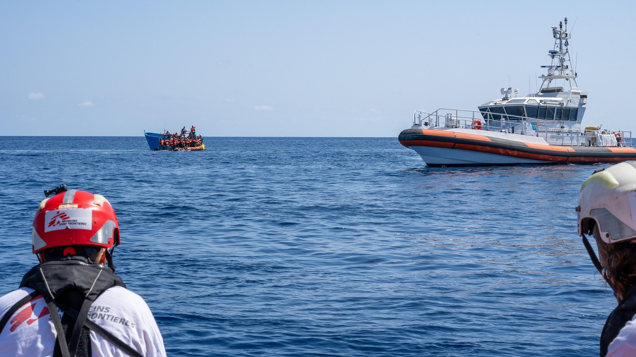 Helfer retten Flüchtlinge im Mittelmeer. (Archivbild)