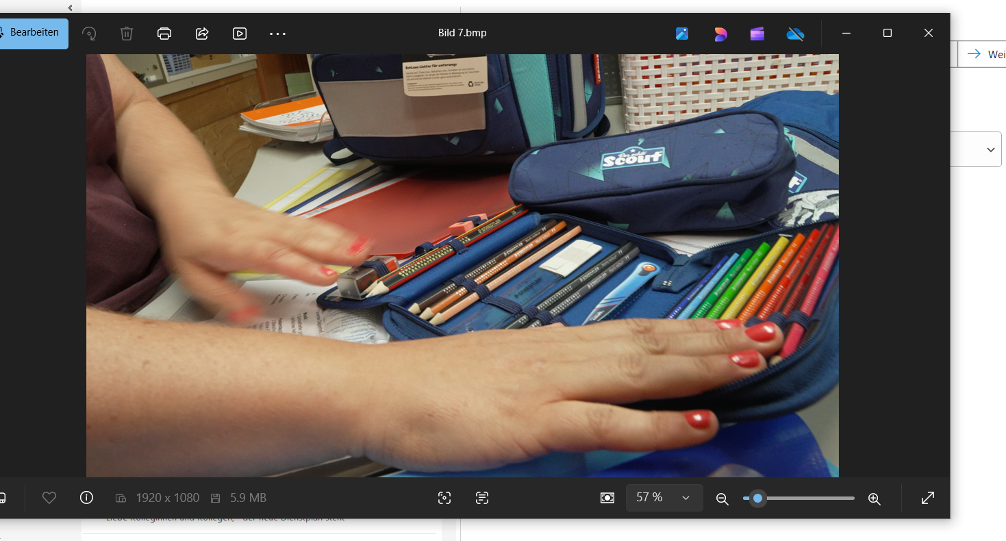 Eine Mitarbeiterin des "Buntstift" zeigt ein gefülltes Mäppchen her.