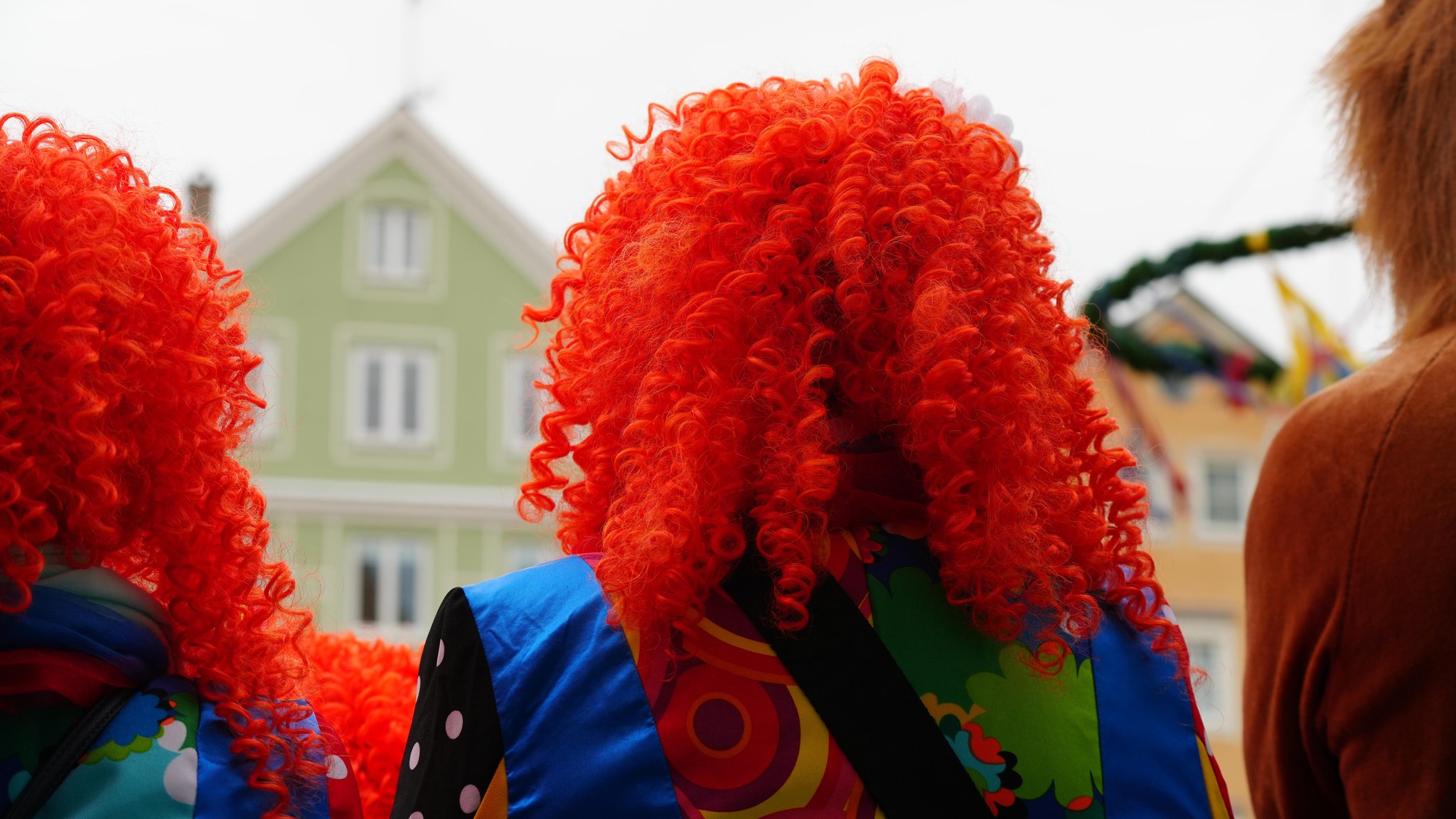 Verkleidete Menschen an Fasching