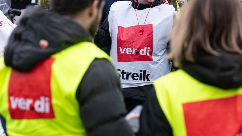 Teilnehmer einer Kundgebung der Gewerkschaft Verdi (Symbolbild) | Bild: picture alliance/dpa | Benjamin Westhoff Teilnehmer einer Kundgebung der Gewerkschaft Verdi (Symbolbild)