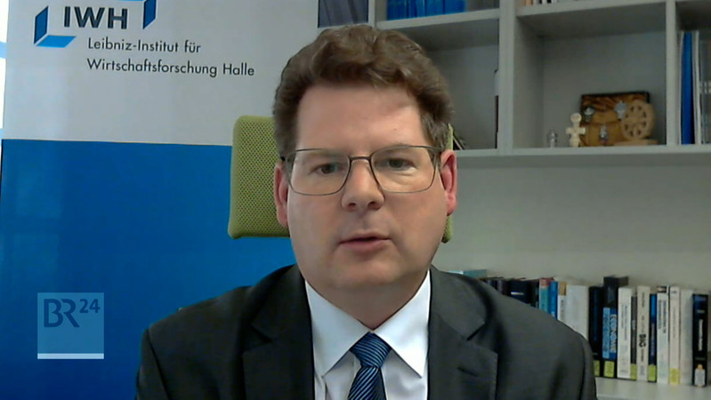 Auch der deutsche Verbraucher müsse sich einschränken, betont Prof. Oliver Holtemöller.