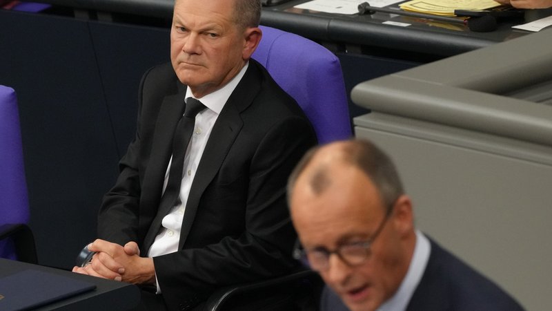 Kanzler Scholz während der Bundestagsdebatte zum Zustrombegrenzungsgesetz der Union. | Bild: dpa-Bildfunk/Kay Nietfeld Kanzler Scholz während der Bundestagsdebatte zum Zustrombegrenzungsgesetz der Union.