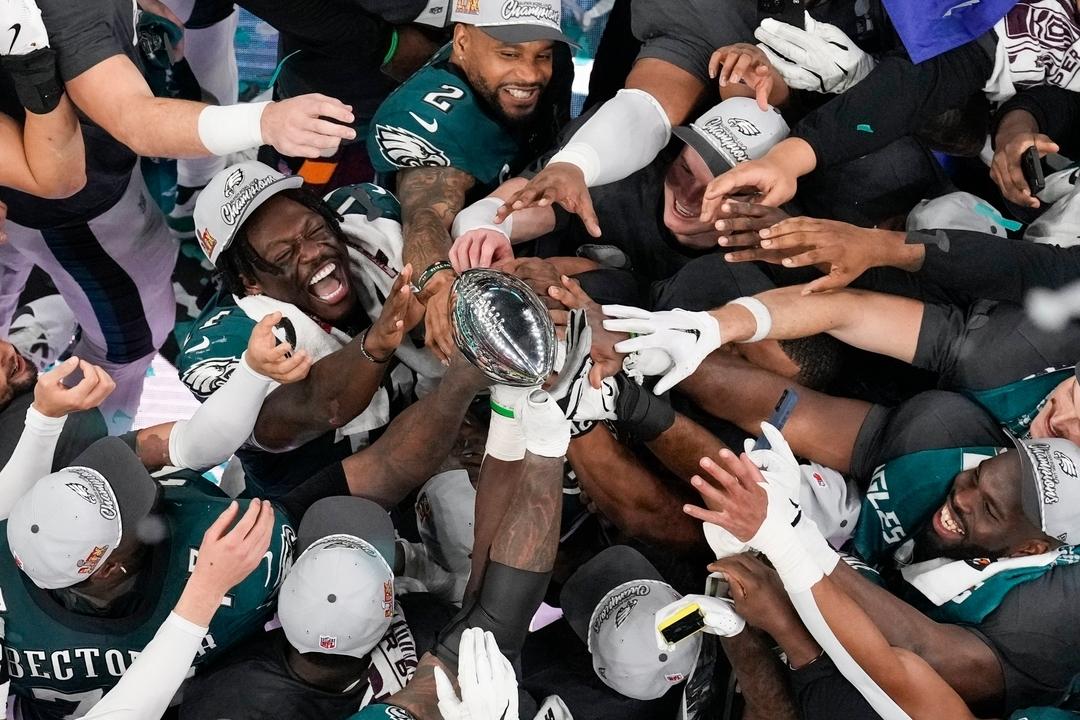 09.02.2025, USA, New Orleans: American Football, Profiliga NFL, Philadelphia Eagles - Kansas City Chiefs, Play-off-Runde, Super Bowl, Super Bowl 59, Caesars Superdome: Spieler der Philadelphia Eagles feiern mit der Vince Lombardi Trophy nach dem Sieg.
