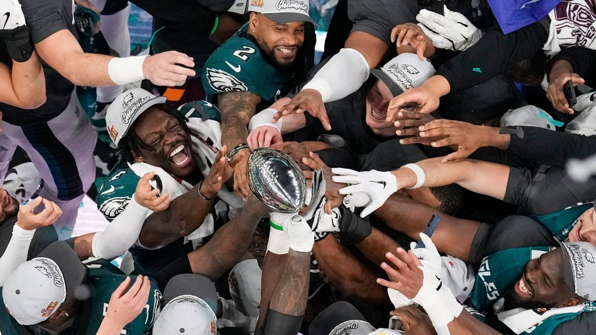 09.02.2025, USA, New Orleans: American Football, Profiliga NFL, Philadelphia Eagles - Kansas City Chiefs, Play-off-Runde, Super Bowl, Super Bowl 59, Caesars Superdome: Spieler der Philadelphia Eagles feiern mit der Vince Lombardi Trophy nach dem Sieg.