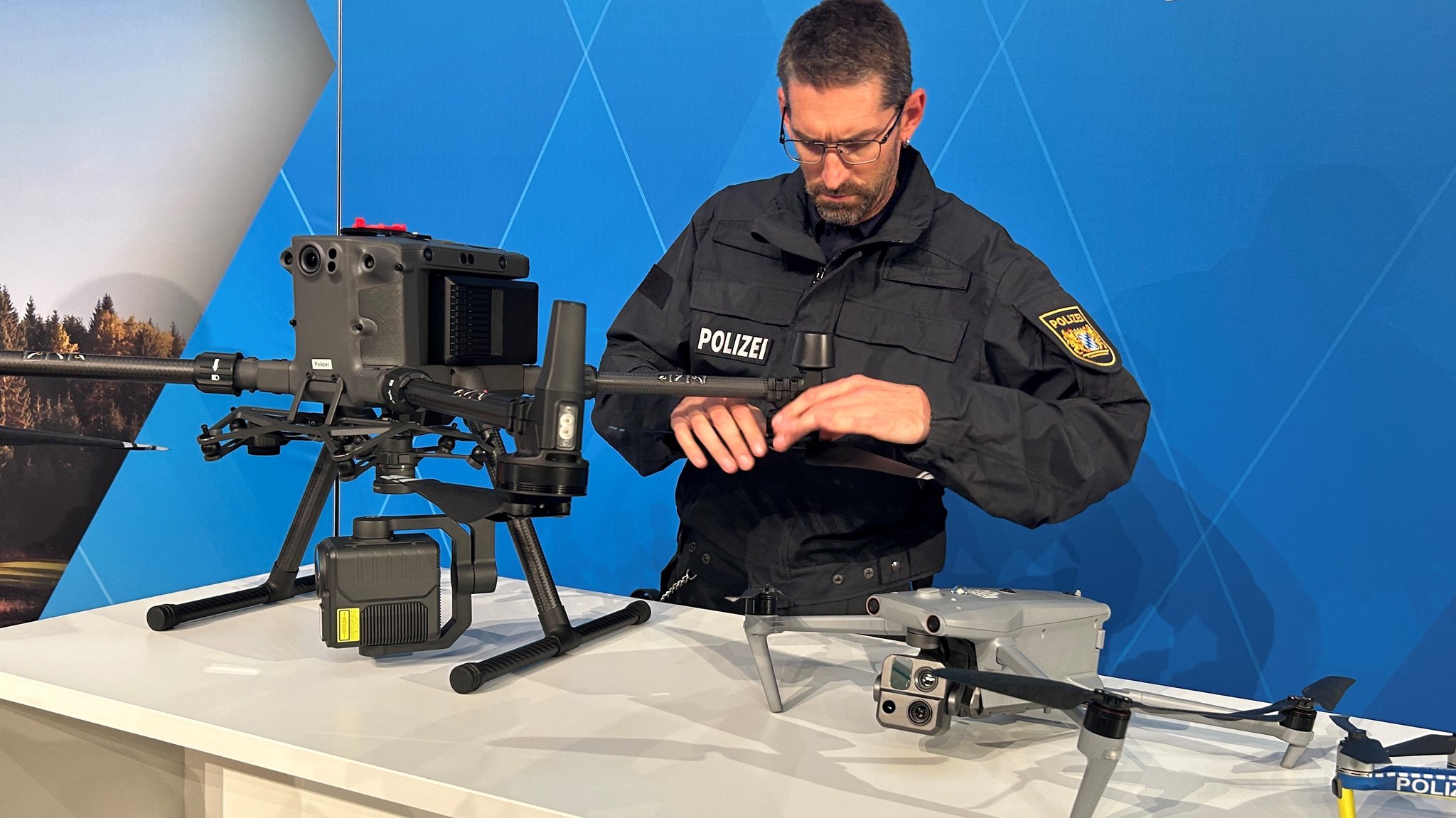 Polizist mit Drohne bei einer Pressekonferenz am 7.10.2025