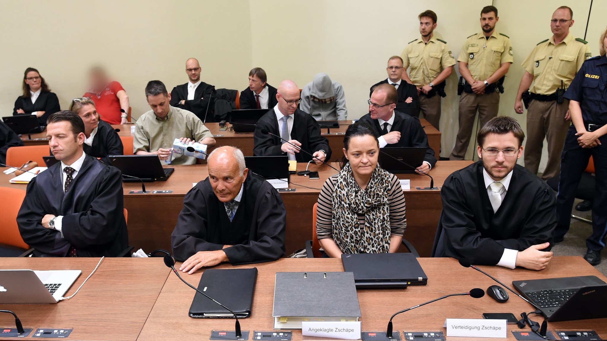 Die Angeklagte Beate Zschäpe im Gerichtssaal im Oberlandesgericht in München zwischen ihren Anwälten. Zweite Reihe 2.v.l. der Angeklagte Ralf Wohlleben, in der hinteren Reihe die Angeklagten Holger Gerlach (rotes Shirt) und Carsten S. (grauer Kapuzenpulli, er hat seine Revision zurückgezogen) am 19.07.2017. Nicht im Bild: André Eminger.