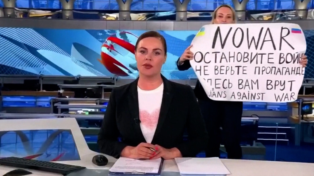 Kriegsgegnerin unterbricht Nachrichten in Russlands Staats-TV 