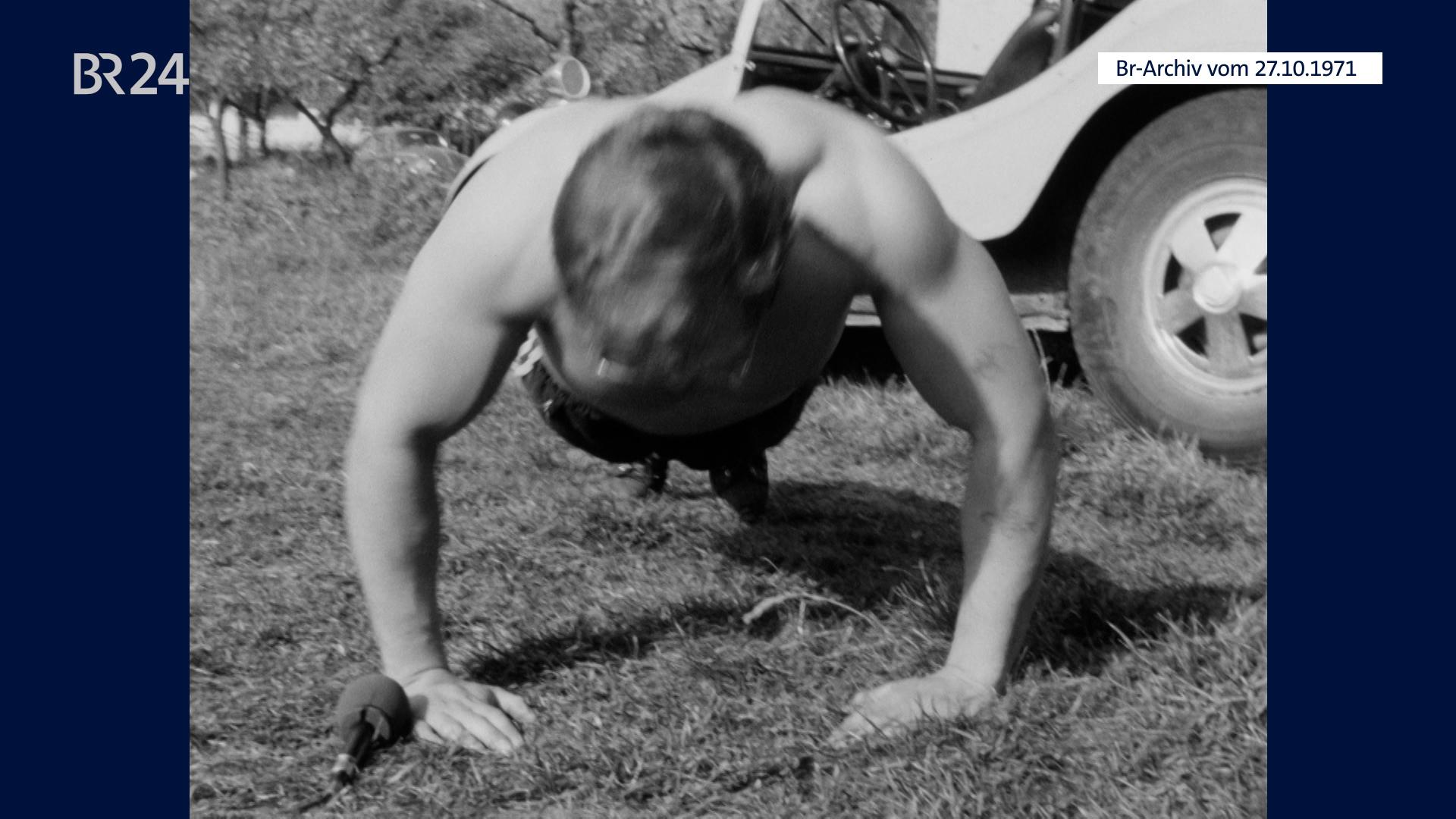 Sepp Holmer beim Liegestütz