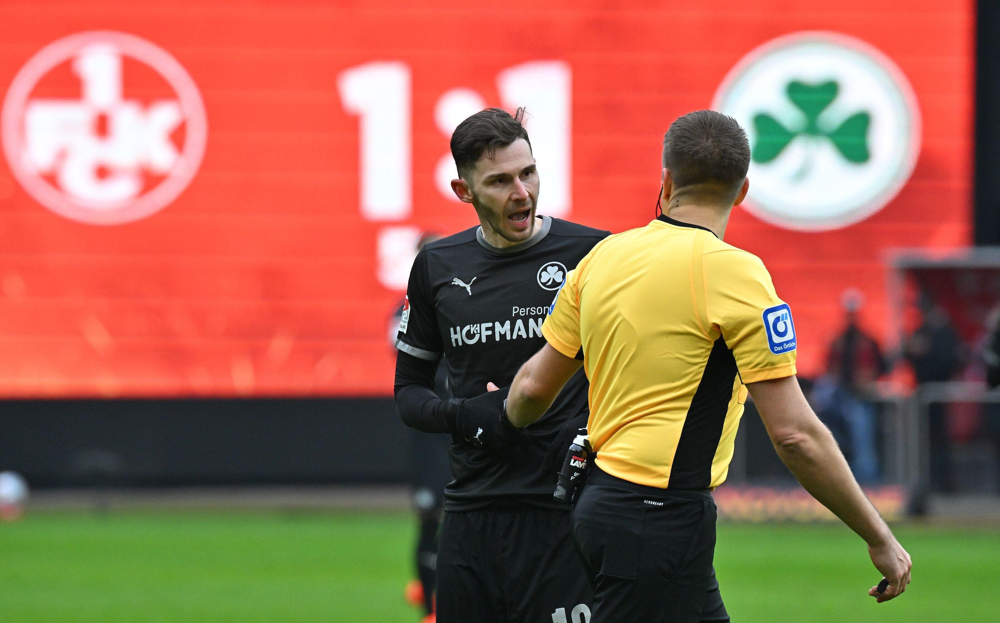 Branimir Hrgota diskutiert mit Schiedsrichter Tobias Reichel