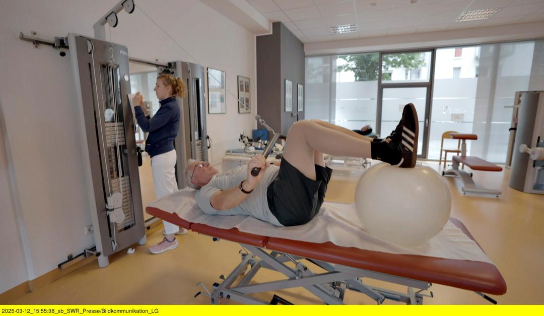 Ein älterer Mann bei Übungen in einer Reha-Klinik