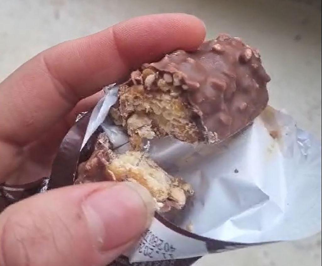 Bayern, Kirchseeon: Eine Metallnadel steckt in einem Halloween-Schokoriegel (Screenshot aus einem Video)