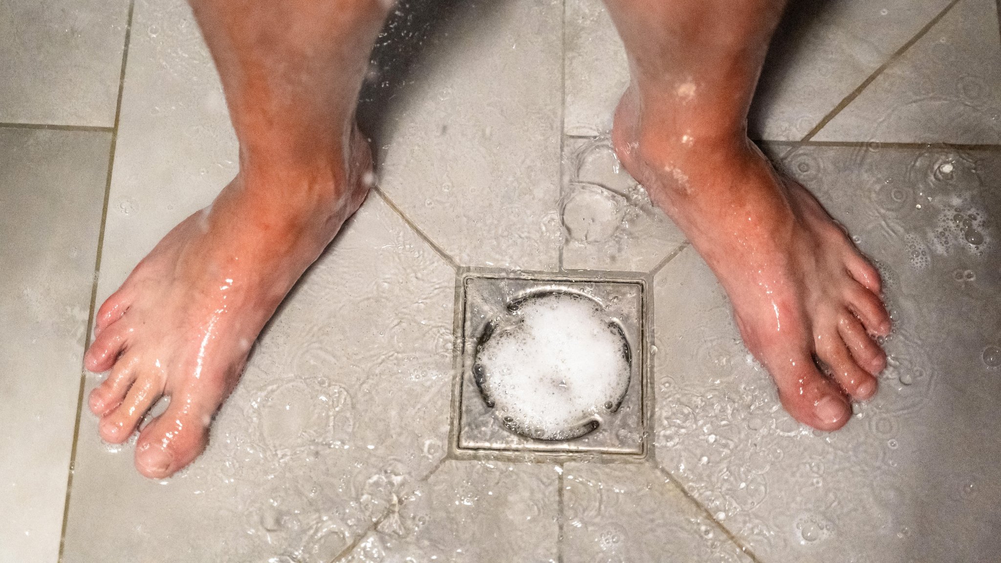 Zwei Füße in einer Dusche