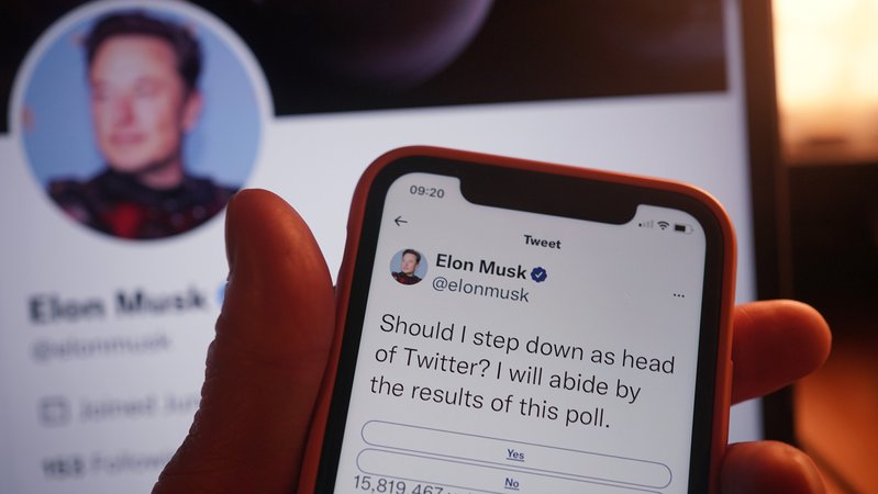 Elon Musk versteht vor allem eines: Die Berichterstattung über ihn am Köcheln zu halten. Nun hat er bekannt gegeben, dass er seinen Posten als oberster Twitter-Chef räumen werde. Es gibt da allerdings einen klitzekleinen Haken.