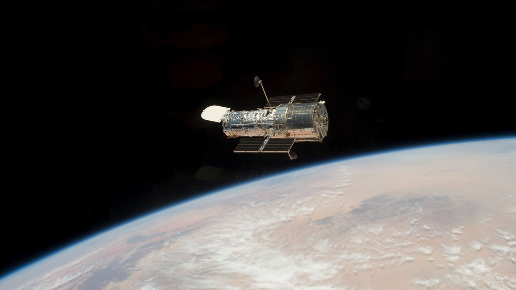 Das Hubble-Weltraumteleskop umrundet seit April 1990 die Erde und sorgt immer wieder für spektakuläre Aufnahmen aus dem All.