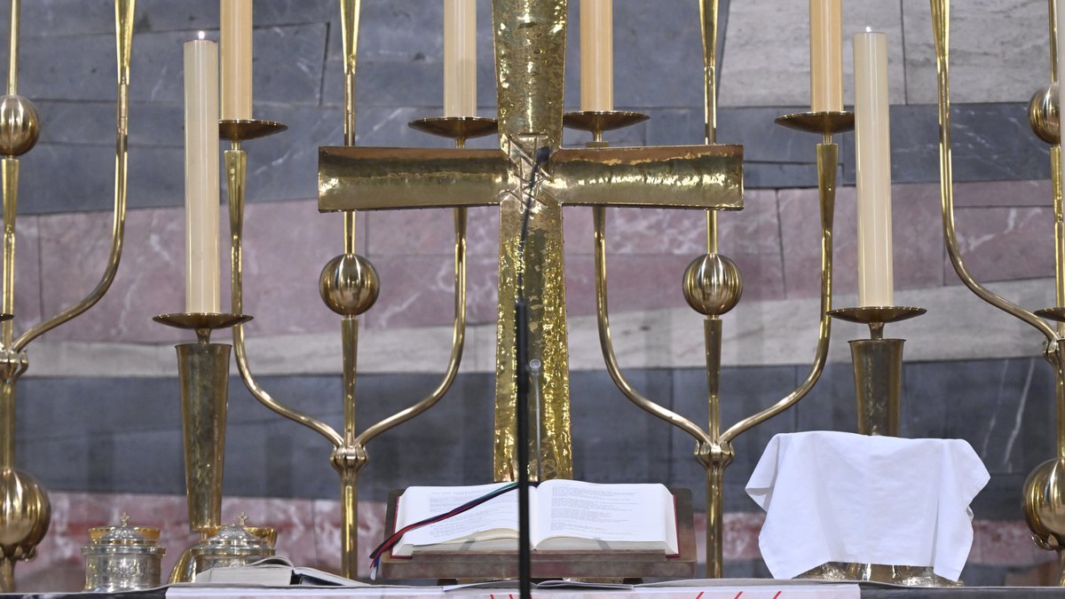 Kreuz am Altar einer evangelischen Kirche am Ostersonntag (Symbolbild)