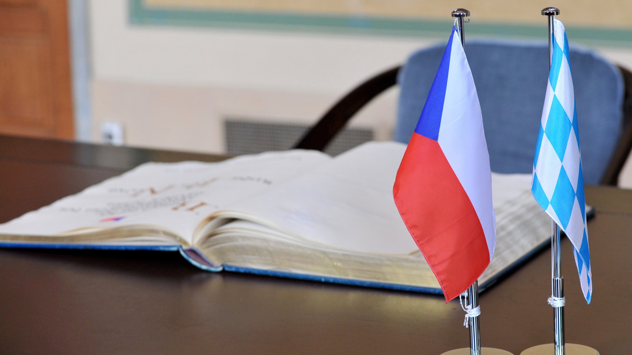 Die tschechische und bayerische Flagge stehen im Bayerischen Landtag auf einem Tisch. (Symbolbild) 