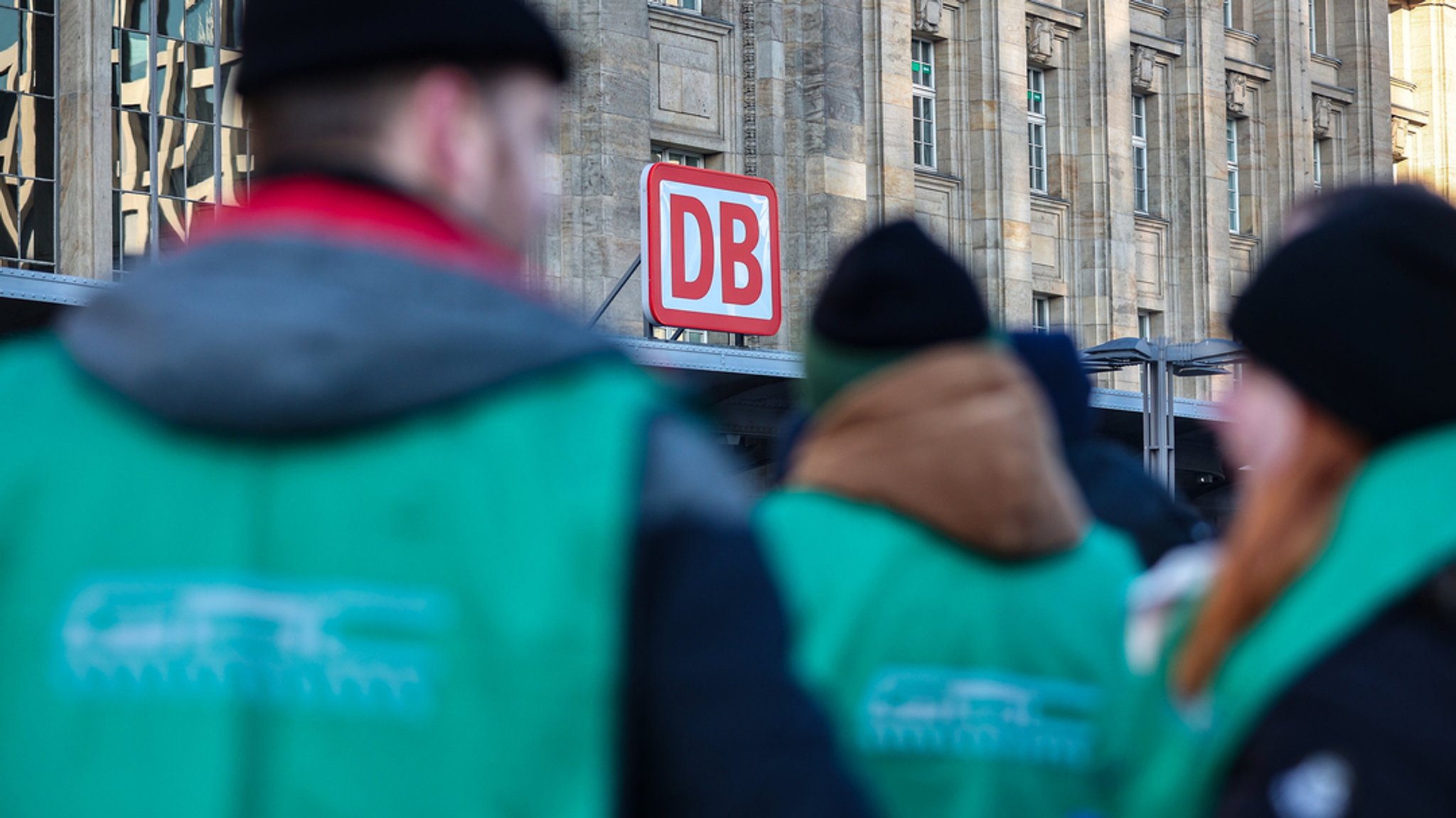 Mitglieder der Lokführergewerkschaft "GDL" - im Hintergrund das Logo der Deutschen Bahn, Leipzig am 10.01.2024