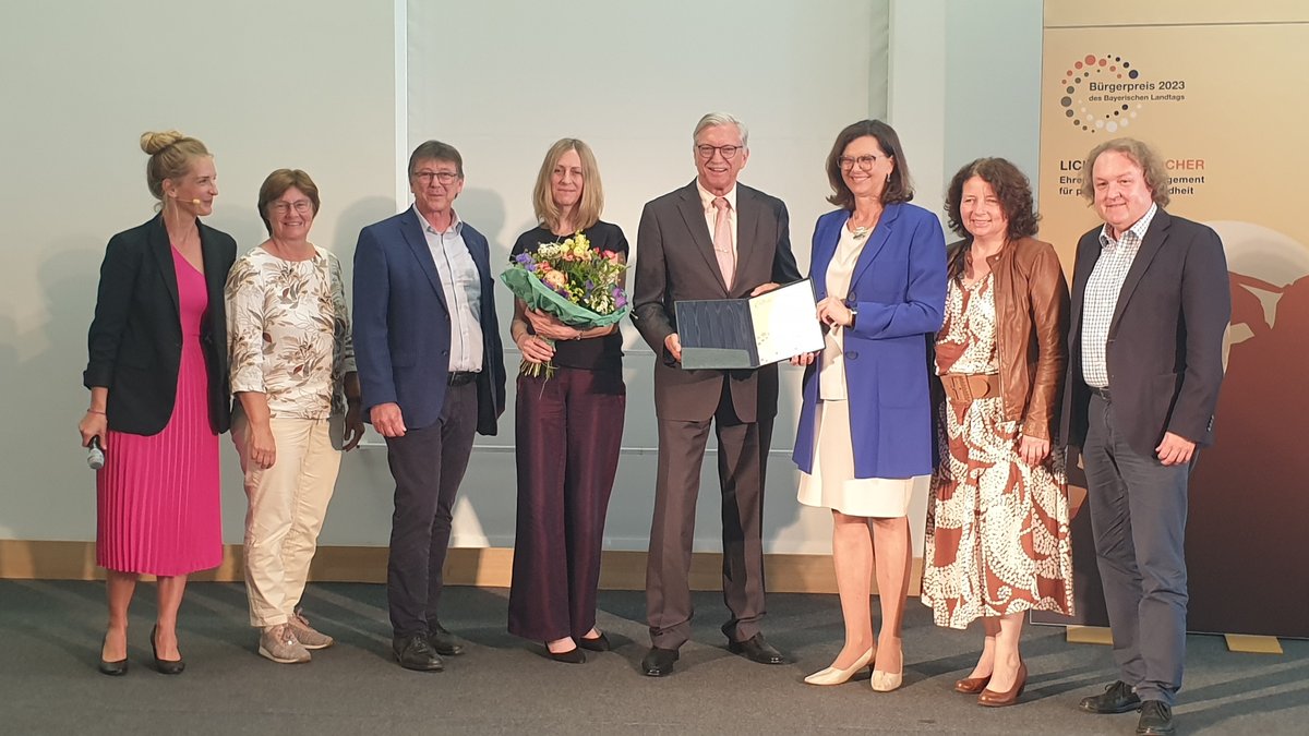 Landtagspräsidentin Ilse Aigner (CSU, 3. von rechts) ehrt das "Landshuter Netzwerk" mit dem Bürgerpreis 2023