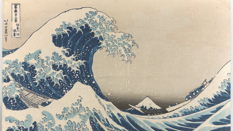 Farbholzschnitt mit einer großen Welle vorne, und dem schneebedeckten Berg Fuji im Hintergrund | Bild: Bayerische Staatbibliothek Farbholzschnitt mit einer großen Welle vorne, und dem schneebedeckten Berg Fuji im Hintergrund