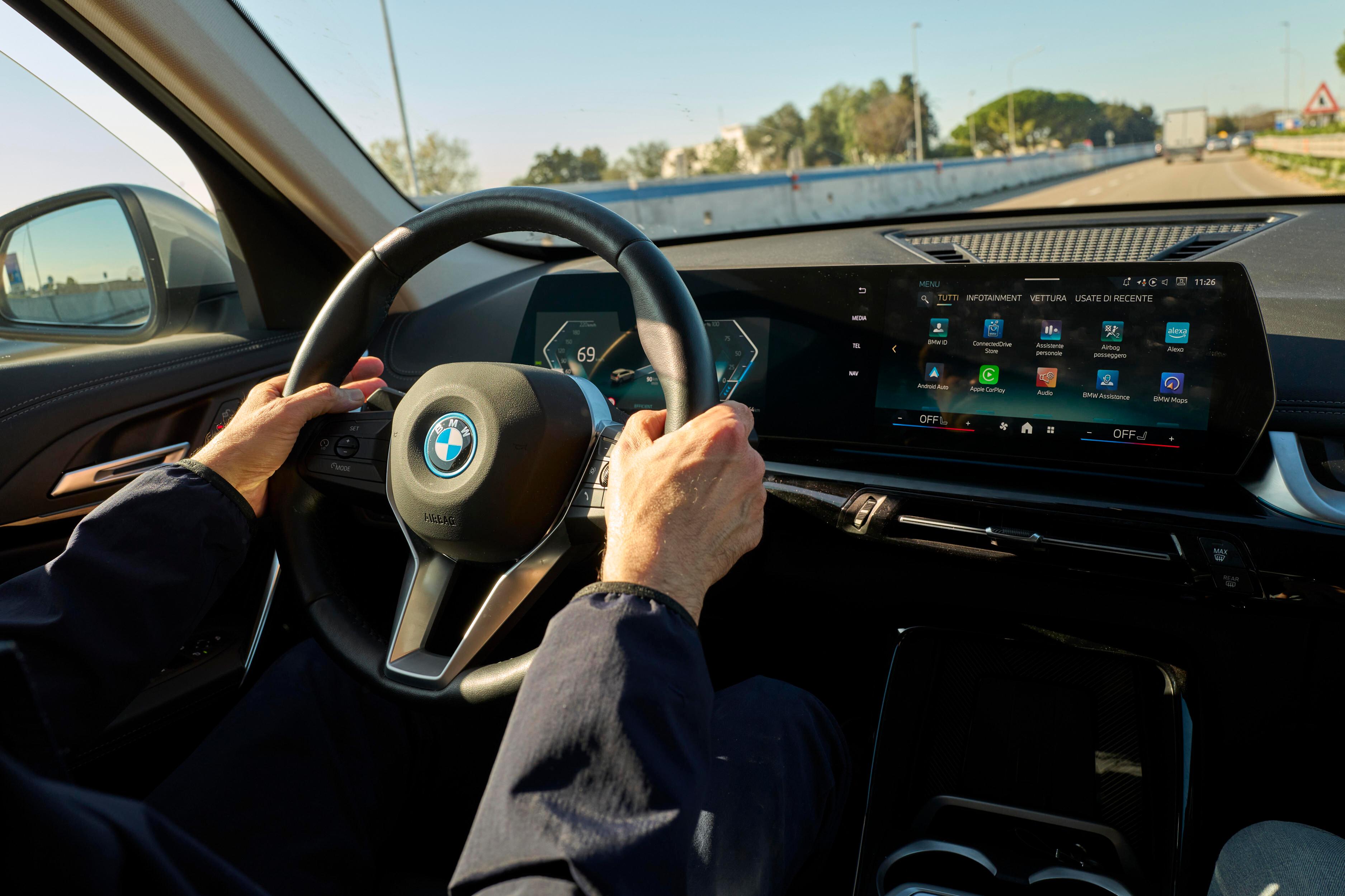 Mit Touchscreens im Auto stehen manche immer noch auf Kriegsfuß.