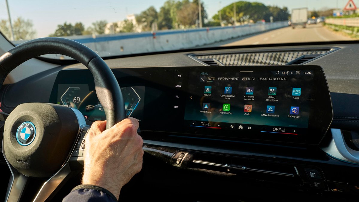 Mit Touchscreens im Auto stehen manche immer noch auf Kriegsfuß.